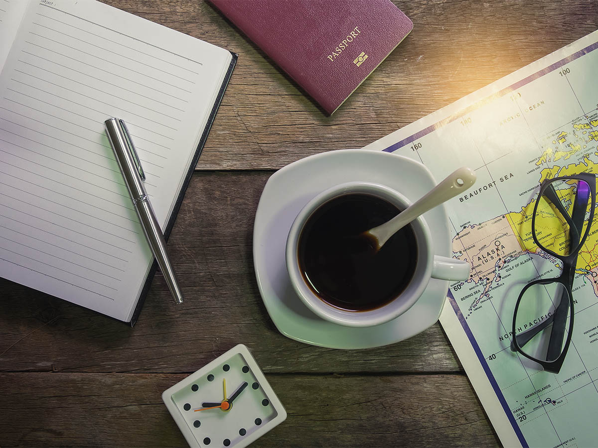Travel planning illustration highlighting an exchange rate guarantee with a price fixed at booking in a stable and secure framework.